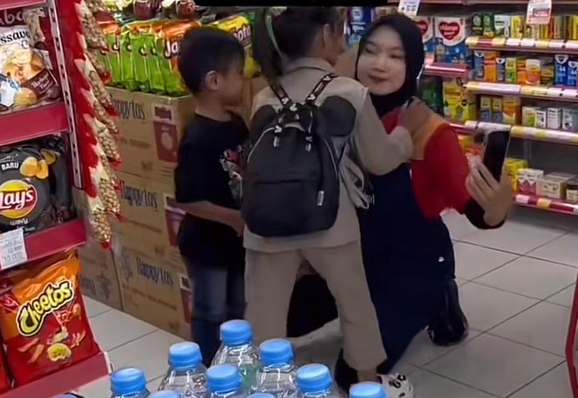 Momen Dina dicium oleh diduga keluarga